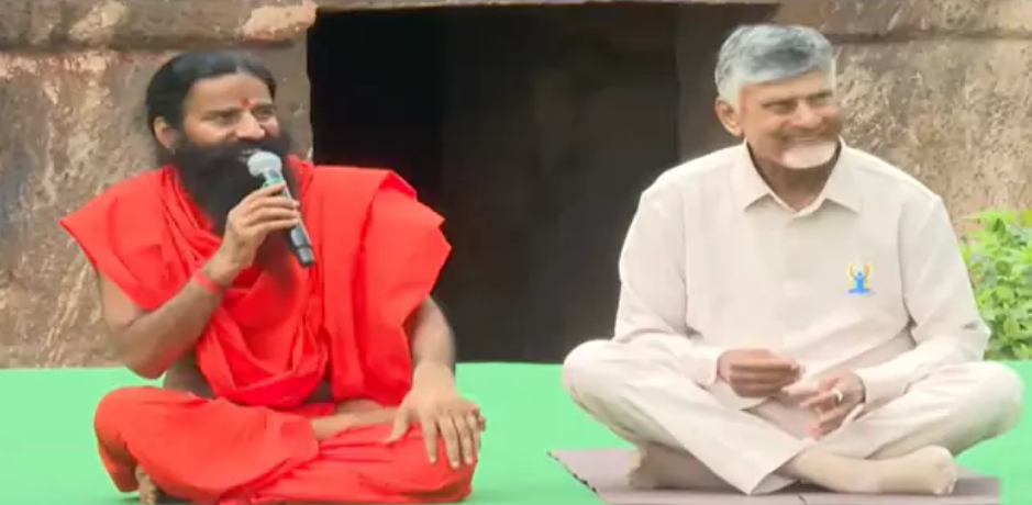 ఉండవల్లి గుహల వద్ద 'యోగాంధ్ర' కార్యక్రమం.